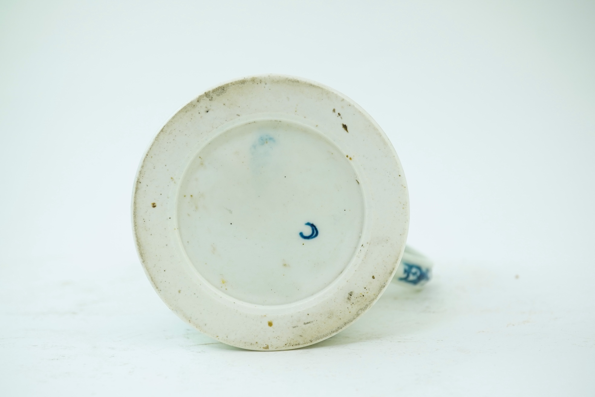 A Worcester blue and white mug decorated with the Candle Fence pattern, c.1760-1770